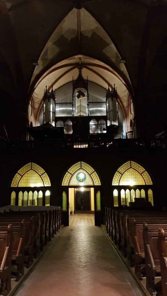 Blick vom Kirchenschiff auf die Orgel vor der Fertigstellung